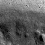 ShadowCam M012728826: Die erste Aufnahme zeit einen 2400 m großen Teil der unteren Wand (oberer Bildteil) und des Bodens des Mondkraters Shackleton am Südpol des Mondes / Quelle: NASA/KARI/Arizona State University
