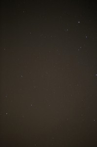 Saturn und das Sternbild Skorpion am 19. April 2015 um 4:31 MESZ, Canon EOS 6D, Leica Elmarit 180, f/2.8, ISO 10000, 1 Sekunde