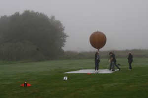 Startfreigabe erfolgt - der befüllte Ballon mit (von rechts nach links) Fallschirm, Radarreflektor und Nutzlastgehäuse