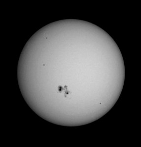 Die Sonne mit der riesigen Fleckengruppe AR2192 am 24.10.2014, 11:46 MESZ. Teleskop: 90/500 Achromat mit Baader Herschelkeil, Kamera: Sony Alpha 300