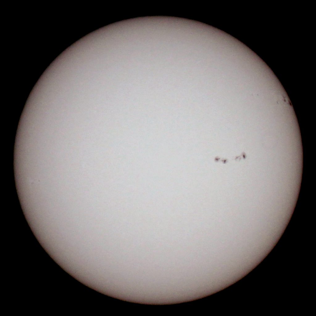 Die Sonne im Weißlicht am 3.4.2017, 10:45 MESZ. Canon EOS1200D mit Leitz MR-Telyt 500/8 unter Verwendung von Baader D5 Sonnenbeobachtungsfolie