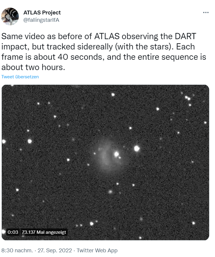 Screenshot vom Tweet des ATLAS Project mit Videosequenz über einen Zeitraum von etwa zwei Stunden. Die Teleskopausrichtung gleicht die Erdrotation aus, sodass der stellare Hintergrnd raumfest erscheint (Klick auf das Bild führt zum Tweet mit der Animation). Quelle: ATLAS Project via Twitter