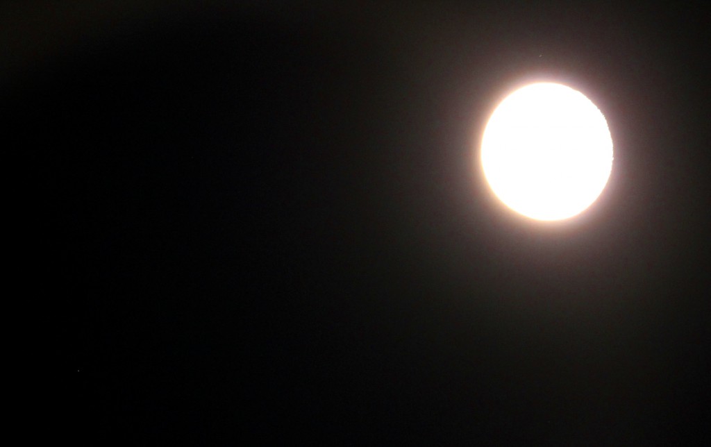 Uranus und Mond über Darmstadt am 10.9.2014, 23:10 MESZ, 2-Zoll, 330 mm ED-Apo-Refraktor, Canon EOS 600D, ISO 1600, 1/4 Sekunde