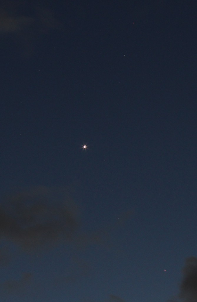 Uranus, Venus und Mars am 2. März 2015, 19:05 MEZ. Canon EOS 600D mit Leica Summicron 90mm, f/8, ISO 800, 1 Sekunde Belichtungszeit