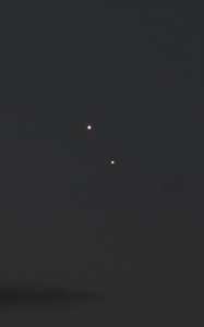 Venus und Jupiter in enger Konjunktion über Darmstadt am 18.8.2014, TS-Optics Apochromat, 420 mm Brennweite, 65 mm Apertur, Canon EOS 600D, ISO 800, 1/10 s