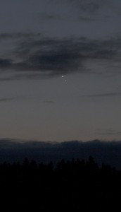 Venus und Jupiter in enger Konjunktion am 18.8.2014 über Darmstadt, 5:34 MESZ, Canon 1000D mit Leica Elmarit 70/210 Telezoom, Brennweite 70 mm, f 4, ISO 1600, 1.3 Sekunden
