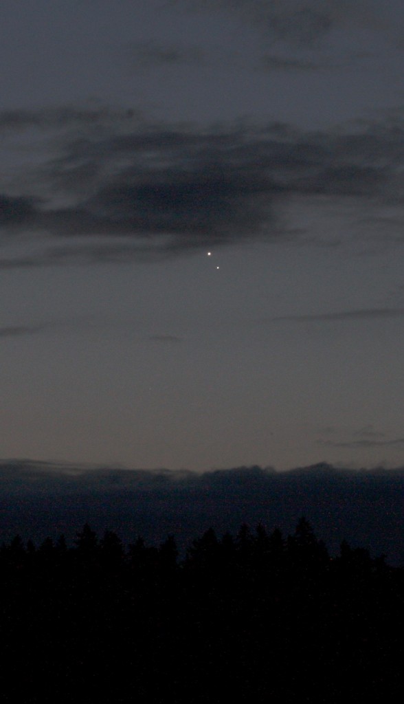 Venus und Jupiter in enger Konjunktion am 18.8.2014 über Darmstadt, 5:34 MESZ, Canon 1000D mit Leica Elmarit 70/210 Telezoom, Brennweite 70 mm, f 4, ISO 1600, 1.3 Sekunden