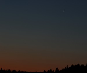 Venus und Merkur über Darmstadt am Morgen des 17.7.2014, 4:43 MESZ. Canon 600D mit Leica Elmarit 70/210 Telezoom, nachgeführt, ISO 200, 5 s, f22