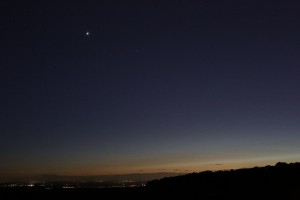 Venus und Merkur über Darmstadt am Abend des 6. Mai 2015 um 22:26 MESZ, Canon EOS 6D, Leica Summicron-R 50, f/4, ISO 10000, 1 Sekunde