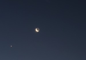 Venus, Mond und Spica (Alpha Vir) über Darmstadt am Morgen des 7.12.2015, 7:19 MEZ. Canon EOS6D, Leica Summicron 90 mm, ISO 1250, f/8, 1 Sekunde