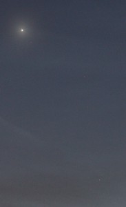 Venus, Uranus und Mars am 9.3.2015, 19:18 MEZ, Canon EOS 600D, Leica Summicron 90, ISO 3200, f/5.6, 1 Sekunde