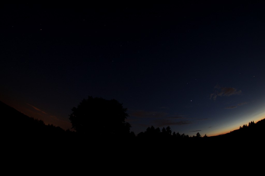 Spica, Mars, Jupiter und Merkur am 19.5.2014, 22:34 MESZ, Canon EOS 600D, Sigma 10 mm Fosheye-Objektiv, ISO 800, 2 Sekunden Belichtungszeit