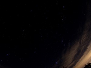 Weitweinkelaufnahme des Nachthimmels über Darmstadt mit Komet C/2014 Q2 (Lovejoy) am 14.1.2015 um 22:15 MEZ, Canon 600D mit Sigma EX 10 mm 1:2.8 DC, Brennweite 10 mm, ISO 800, f2.8, 8 Sekunden