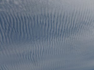 Seltsame Wolkenformation über Darmstadt, kurz vor Einzug einer Kaltfront. Fotografiert mit einer Kompaktamera im Weltwinkelmodus am 8.7.2015 um 8:20 MESZ