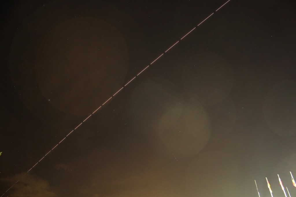 Komposit aus 24 Einzelaufnahmen vom Überflug der ISS über dem ESOC in Darnstadt am 15.12.2015, ca. 18:15-18:17 MEZ, Canon EOS1200D mit Canon EFD 18-55 mm, 18 mm Brennweite, ISO 800, f/3.5, je 5 Sekunden Belichtung