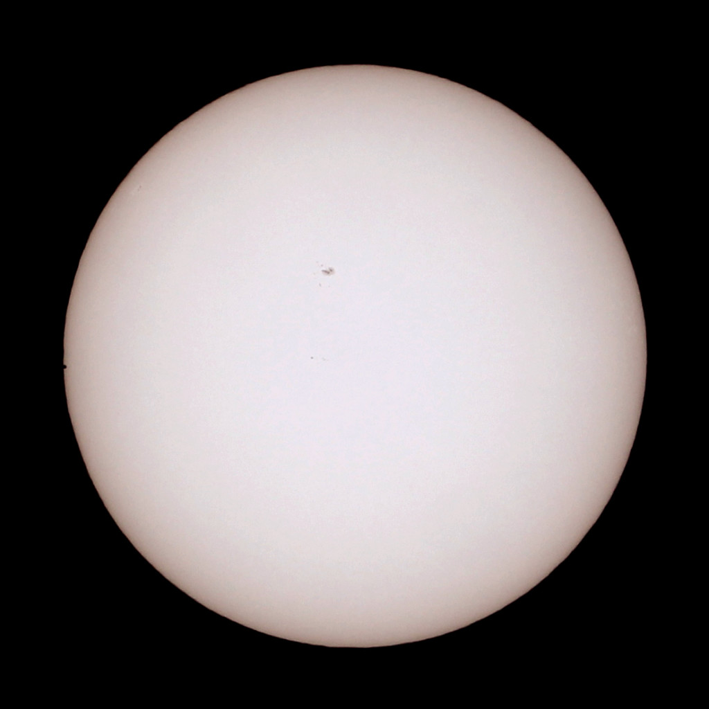 Die Sonne während des Merkurtransits am 9.5.2016 um 13:14 MESZ, zum Zeitpunkt des zweiten Kontakts, nach dem vollständigen Eintritt von Merkur in die Sonnenscheibe