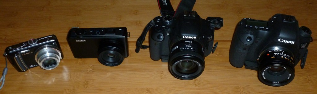 Größenvergleich Kompaktkamera (Panasonic DMC-TZ5) - Sigma DP2 Merrill - DSLR im APS-C-Format (Canon EOS 60=D) - Vollformat-DSLR (Canon EOS6D)
