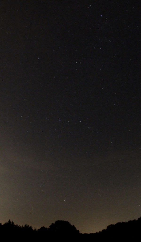 Leuchtspur eines Meteors aus der Gruppe der Perseiden am 11.8.2015, 23:40 MESZ, Canon EOS 600D mit Sigma EX-DC 10 mm Fisheye, ISO 3200, f/2.8, 5 Sekunden