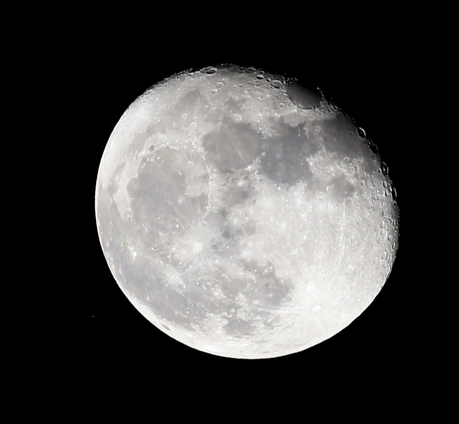 Aldebaran und der abnehmende Mond am 29.10.2015 um 22:42 MEZ. TSAPO65Q 420 mm/65 mm Quadruplet Apochromat, Canon EOS 6D, ISO 400, 1/320 s