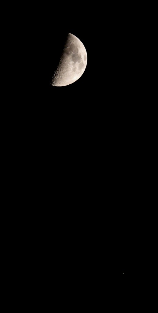 Halbmond und Saturn über Darmstadt am 22.8.2015, ca. 22:40 MESZ. TS-Optics 64/420 Apochromat, Canon EOS 6D, Kompositaufnahme, Mond: ISO 4000, 1/400 s, Saturn: ISO 4000, 1/100 s