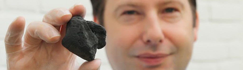 Marco Langbroek mit dem Diepenveen-Meteorit (Bildrechte: M. Langbroek)