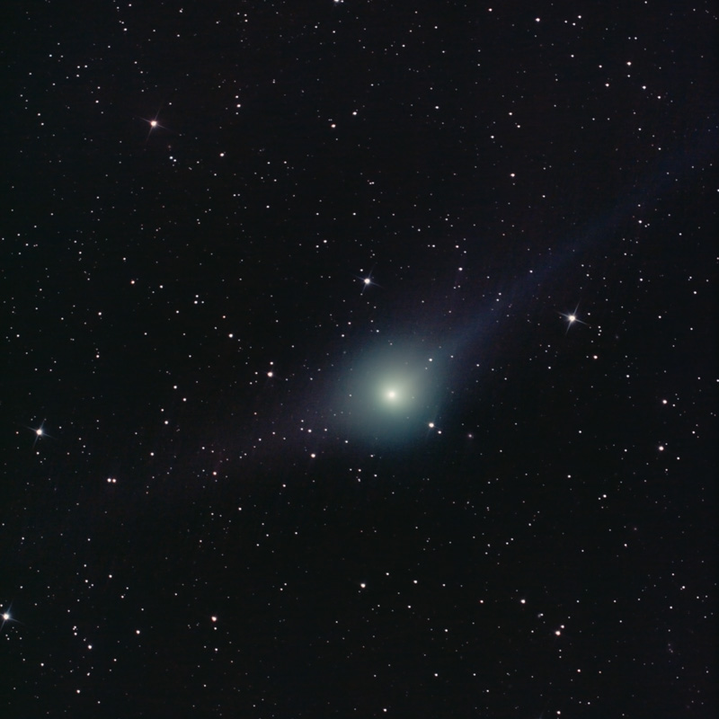 Der Komet C/2009 P1 Garradd zeigte am 2. Februar 2012 sogar zwei Schweife. Damit er gemeinsam mit den Sternen "scharf" abgebildet ist, war eine Menge Bildbearbeitung erforderlich.