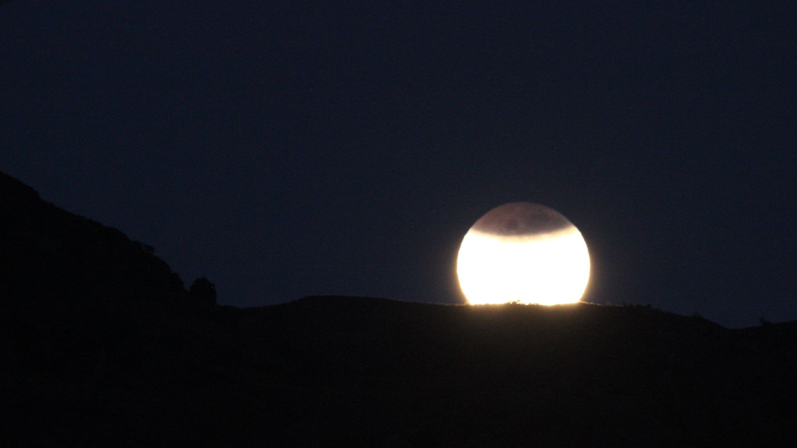Teilverfinsterter Monduntergang am 4. April 2015