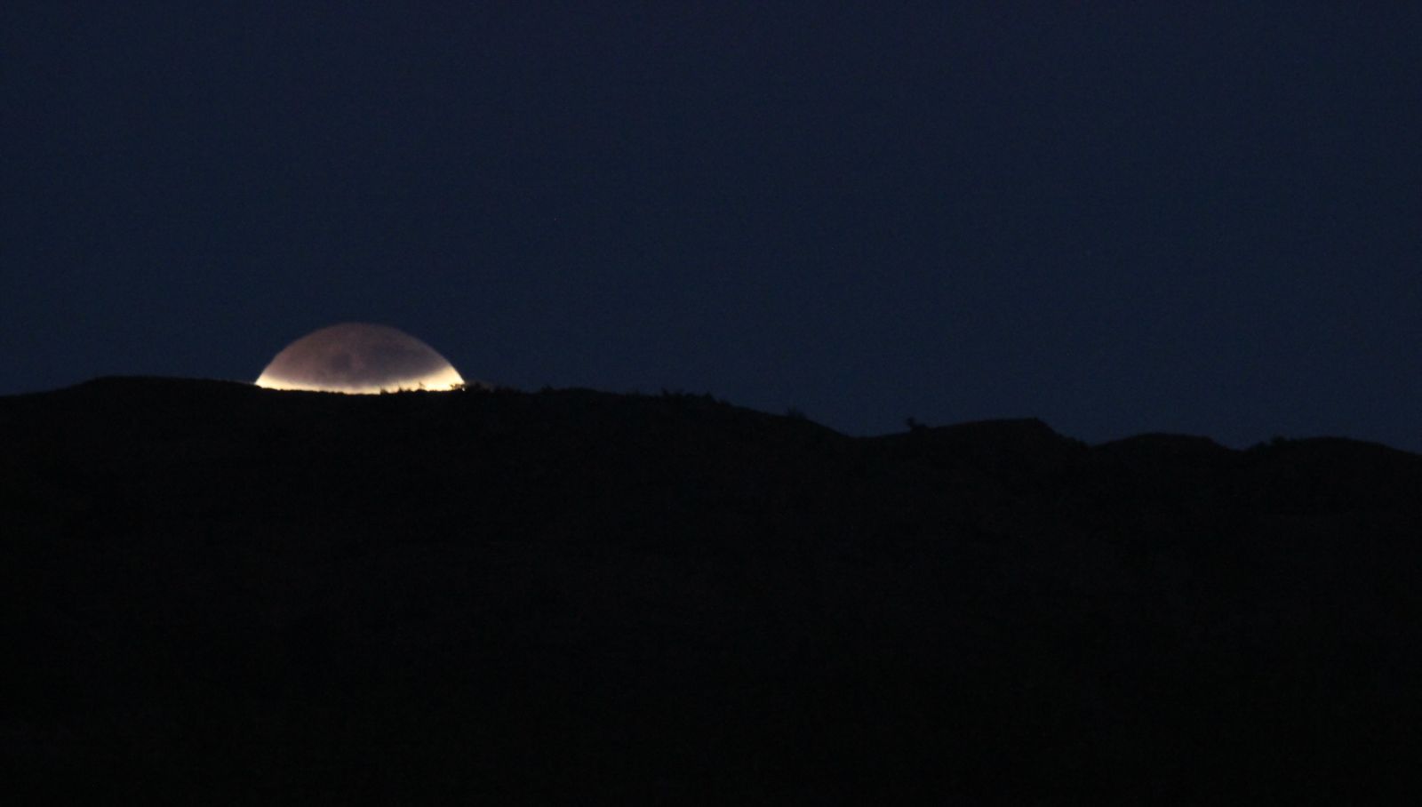 Teilverfinsterter Mond beim Untergang. Aufnahmen mit einem 70/420mm Refraktor in Südchile
