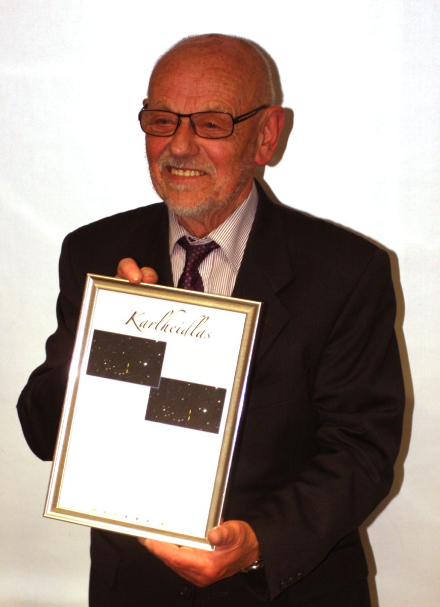 Karl Heidlas mit der Urkunde, die ihn als Asteroidennamensgeber auszeichnet.