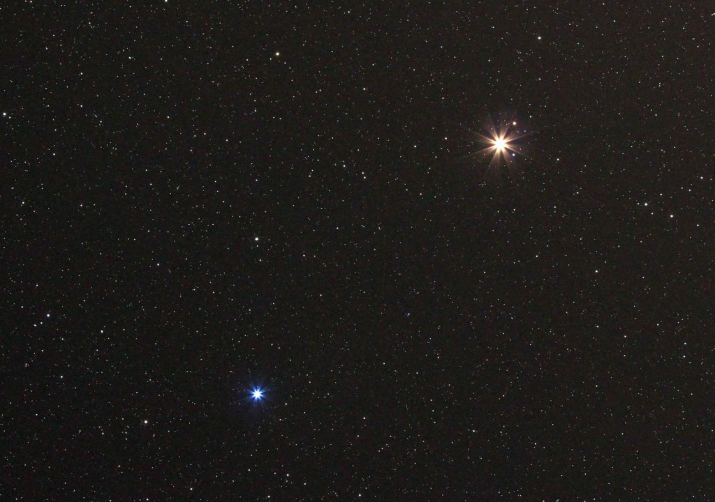 Mars und Spica am 26. 3. 2014 gegen 4 Uhr morgens. Augenommen mit einem 70mm Teleobjektiv bei f/5,6, 1600 ASA und 180 Sekunden Belichtungszeit.