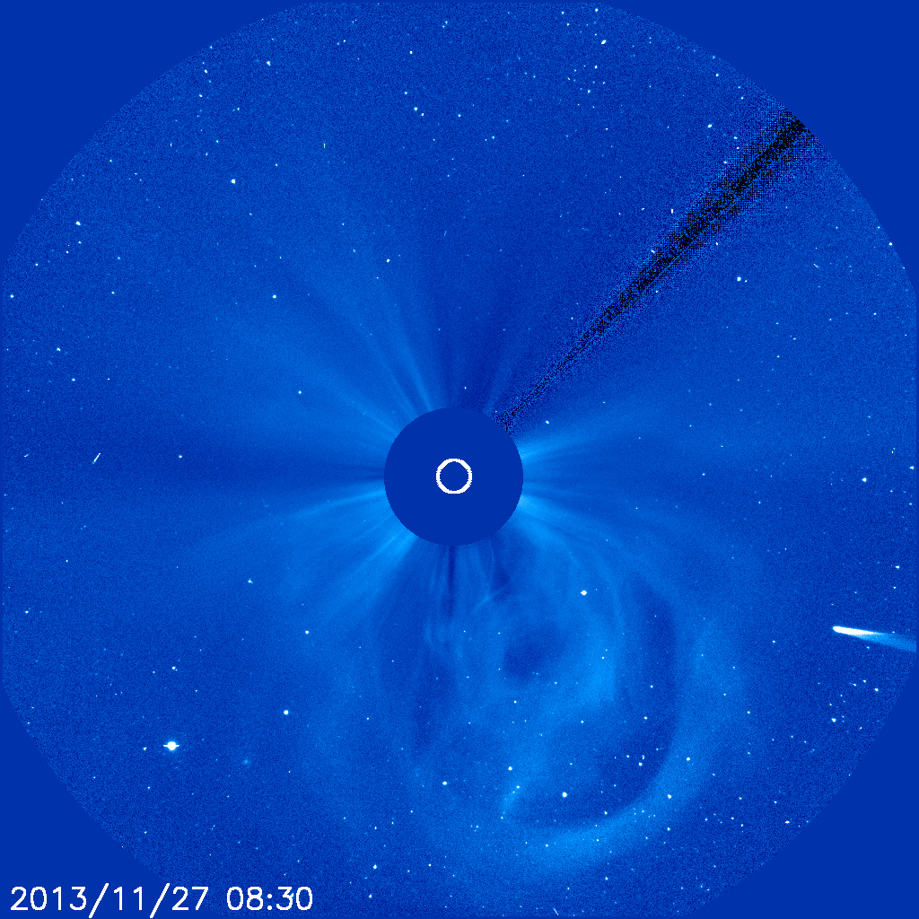 C/2012 S1 ISON (rechts unten) auf dem LASCO C3. Die Sonne (weißer Kreis, mitte) wird durch eine Blende (blauer Kreis) verdeckt. Bild: ESA/NASA/SOHO