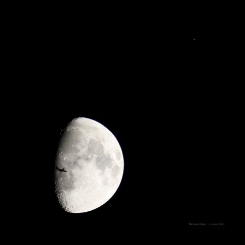 Mond mit beleuchteten Montes Jura (Goldener Henkel), Spica (Alpha Vir) und Verkehrsflugzeug am 19.6.2013, ca 00:30 MESZ, aus Darmstadt, Quelle: Michael Khan, AAW Darmstadt