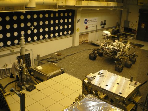An engineer and the MSL rover model in the test lab, source: Michael Khan