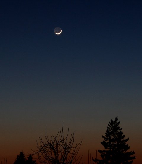 Crescent Moon and comet C/2011 L4 (PANSTARRS) on 13 March 2013, ca. 19:15 CET, Michael Khan, Darmstadt, Germany