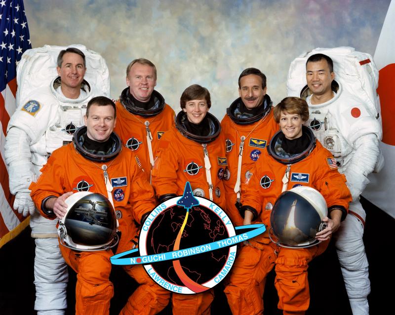 Von links: Steve Robinson, Jim Kelly, Andy Thomas, Wendy Lawrence, Charlie Camarda, Eileen Collins und Soichi Noguchi. Bild: NASA
