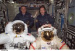 Astronauten Bill McArthur (links) und and Valery Tokarev mit ihren Raumanzügen