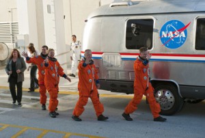 Rex Walheim and Sandy Magnus, Pilot Doug Hurley and Commander Chris Ferguson. Bild: NASA