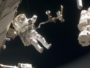 Ein Astronaut und sein Werkzeug