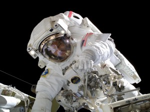 Astronaut mit Rettungsleine, links im Bild