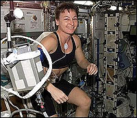 Image to right: Astronaut Peggy A. Whitson exercises on the Space Station in 2002. Quelle: NASA