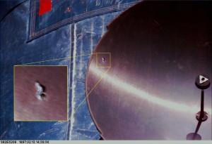 Raumschrott-Schaden an der Antenne des Hubble-Teleskops