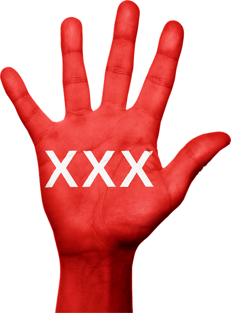 Rote Hand mit weißem XXX-Schriftzug