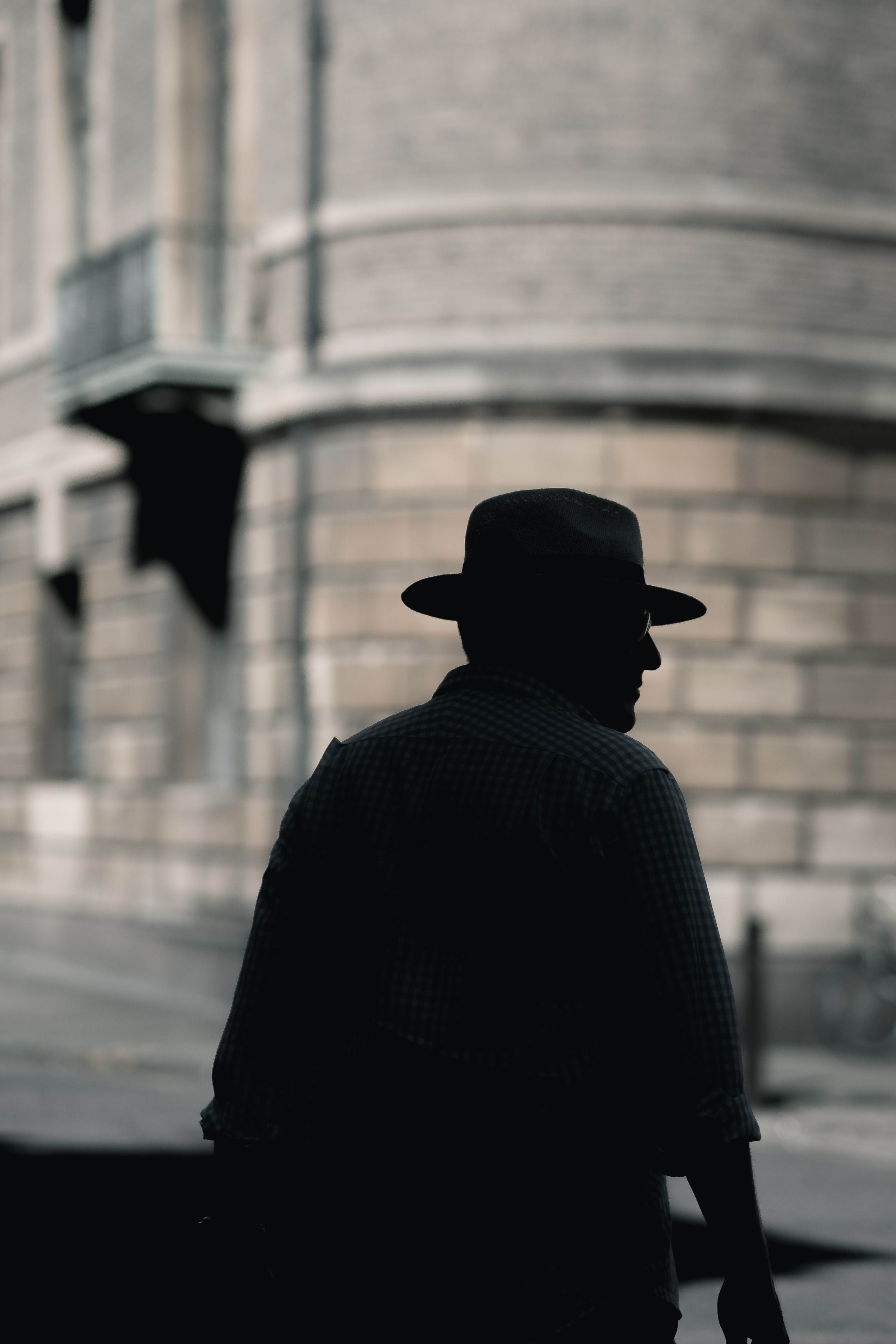 The man from the shadow. Человек в черной шляпе. Мужчина в шляпе со спины. В тени человека. Человек в плаще и шляпе.