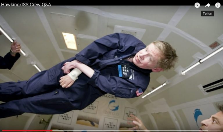 Pures Glück. Prof. Stephen Hawking am 26. April 2007 bei seinem Ausflug in die Schwerelosigkeit. Hier geht es zum kompletten Video.