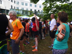Der @juergen_hd (in Teamfarbe rot) beim Dehnen der Arme (¿!) ;) am Halbmarathon-Start.