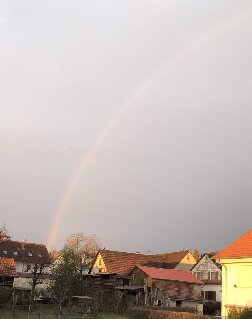 Ein Regenbogen leuchtet über Filderstadt, der Heimatstadt von Dr. Michael Blume.