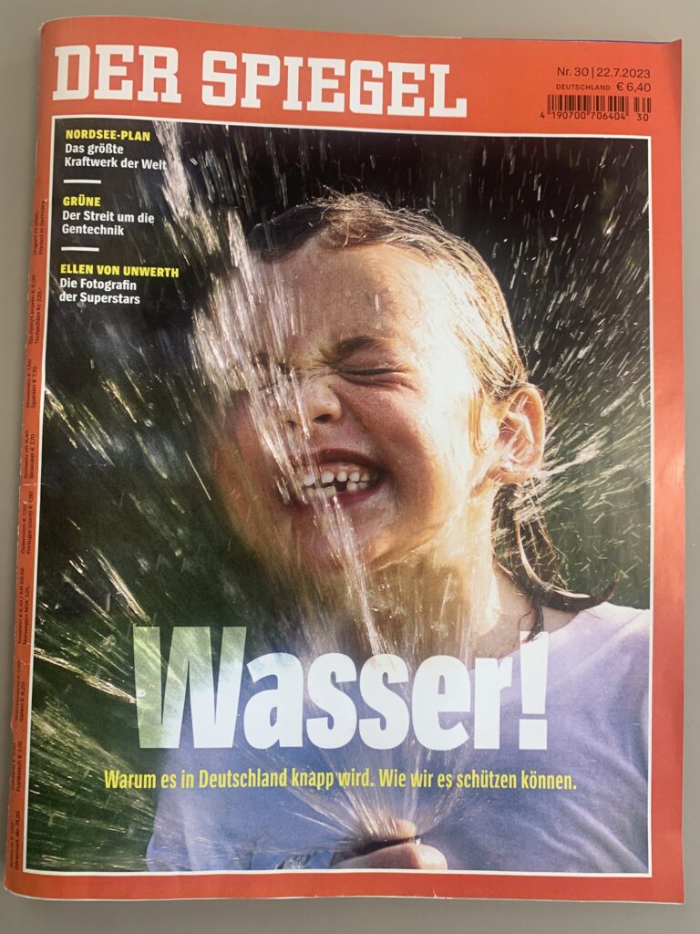 Cover des SPIEGEL 30/2023 vom 22.07.2023 zum Thema "Wasser! Warum es in Deutschland knapp wird. Wie wir es schützen können" mit einem im Wasserstrahl lachenden Mädchen.