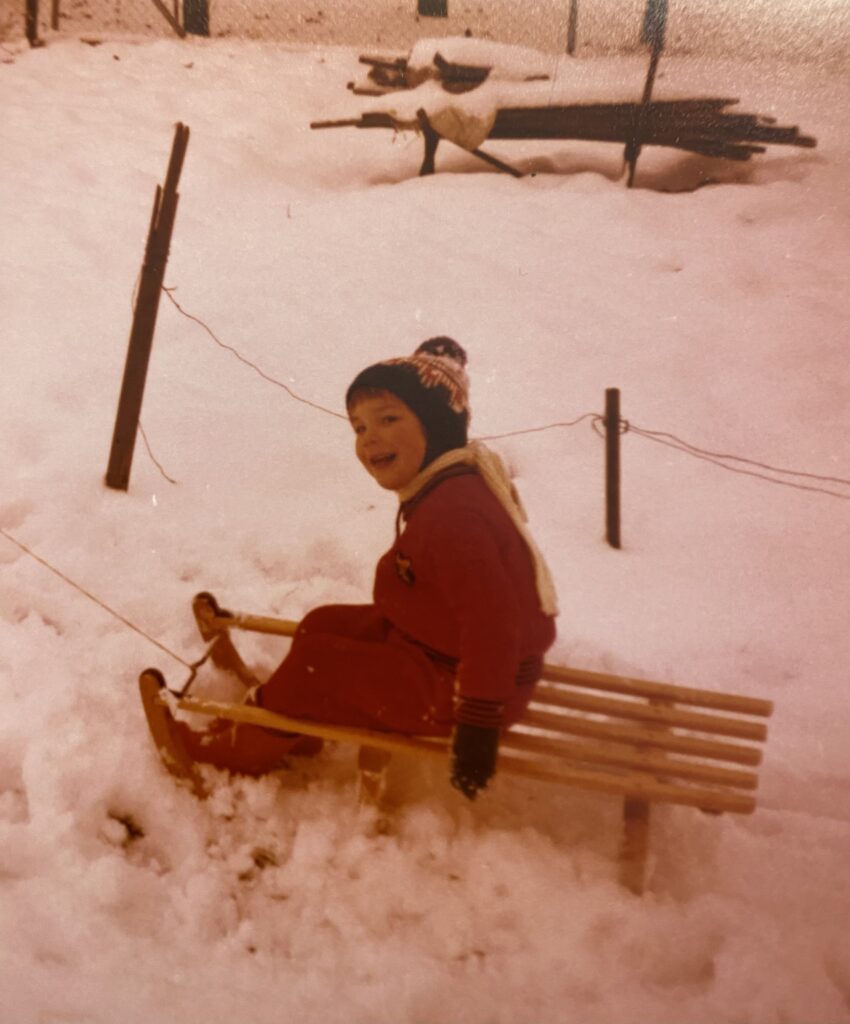 Der kleine Michael Blume auf einem Schlitten im Schnee, 1985. Foto: Falko Blume