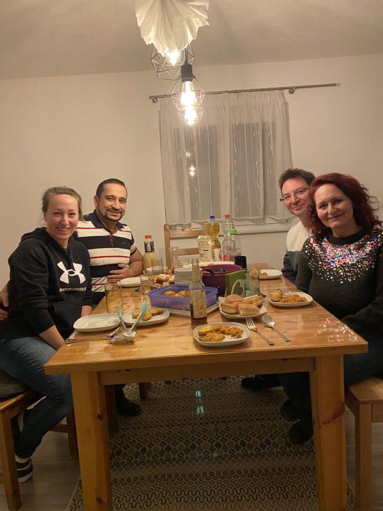 Seda und Inan Ince, Michael und Zehra Blume nach einer Podcast-Aufnahme gut gelaunt an einem mit Gebäck und Getränken beladenen Tisch in Filderstadt. Klick führt zur Podcast-Folge mit allen vieren.