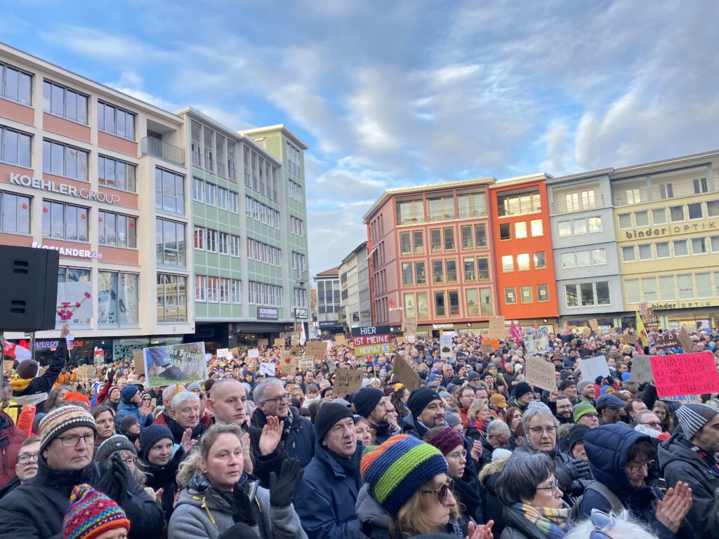 Riesige Menschenmenge auf dem Marktplatz Stuttgart zur Demonstration "Stuttgart hält zusammen" am 21.01.2024. Klick führt zum Blogpost mit dem Redeskript